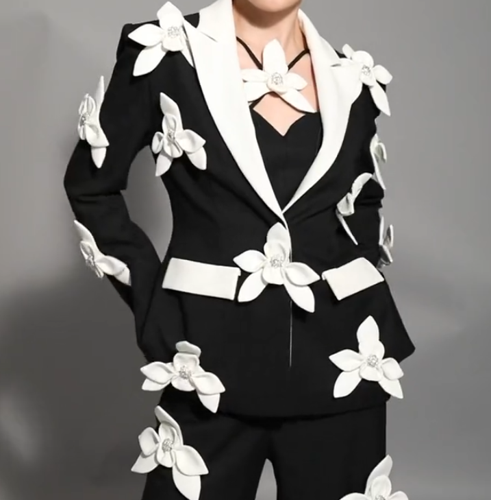 Three-dimensional white flower women's suit