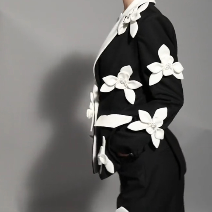 Three-dimensional white flower women's suit